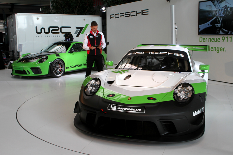 The GT3 RS road car next to its beefed up GT3 R sibling this morning at the Nürburgring 24 Hours.